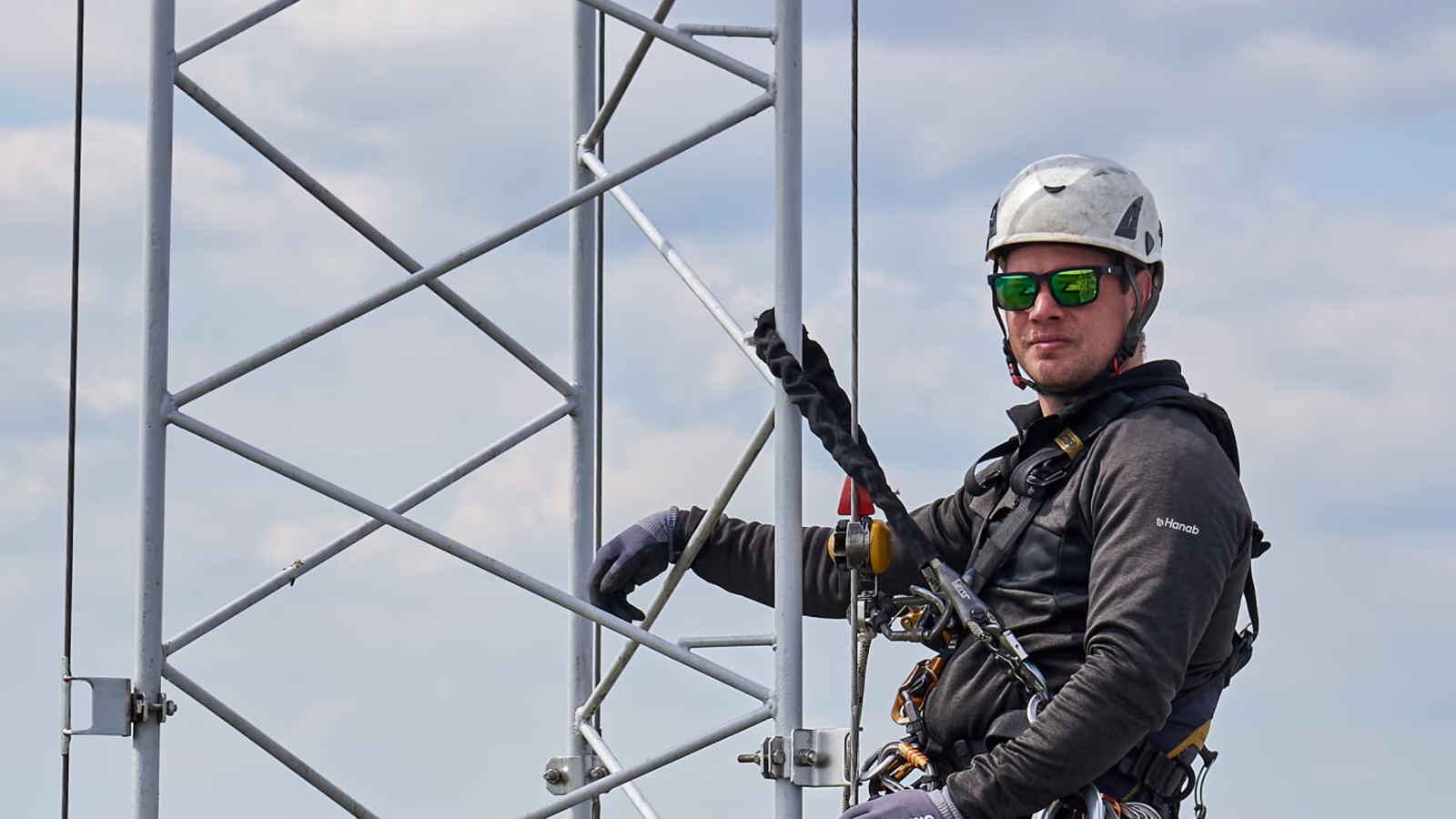 Hanab medewerker in elektriciteitstoren