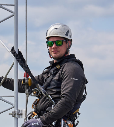Hanab medewerker in elektriciteitstoren