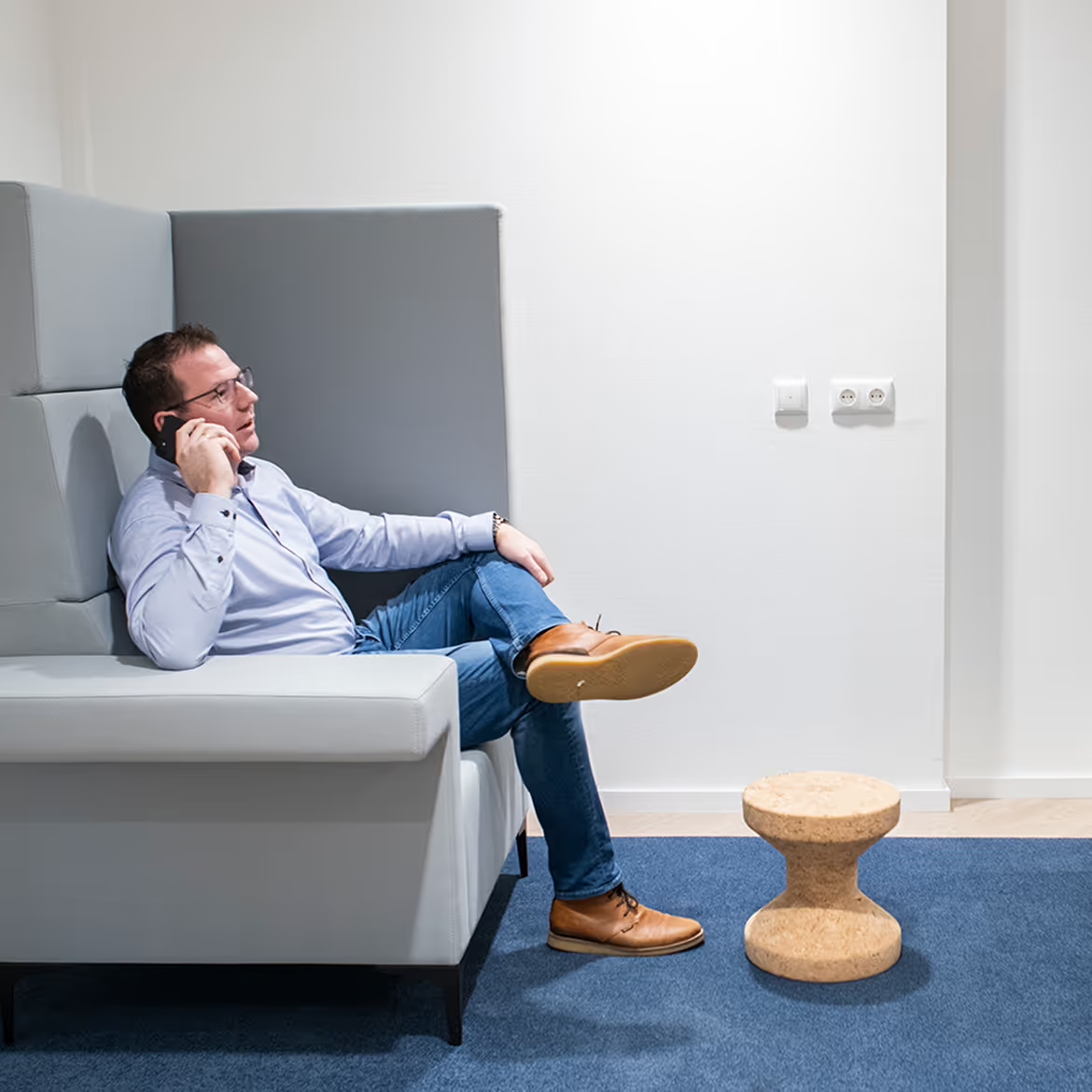 Hanab medewerker heeft telefoongesprek op bank